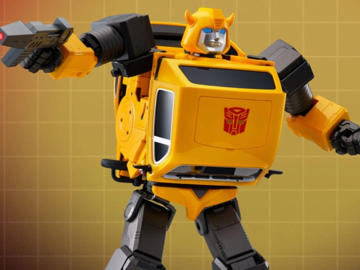 Robosen’s self-transforming Bumblebee akhirnya memberikan dukungan kepada Optimus Prime.