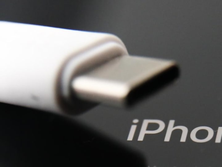 Mengapa Anda Harus Berhenti Menggunakan Pengisi Daya iPhone Milik Orang Lain