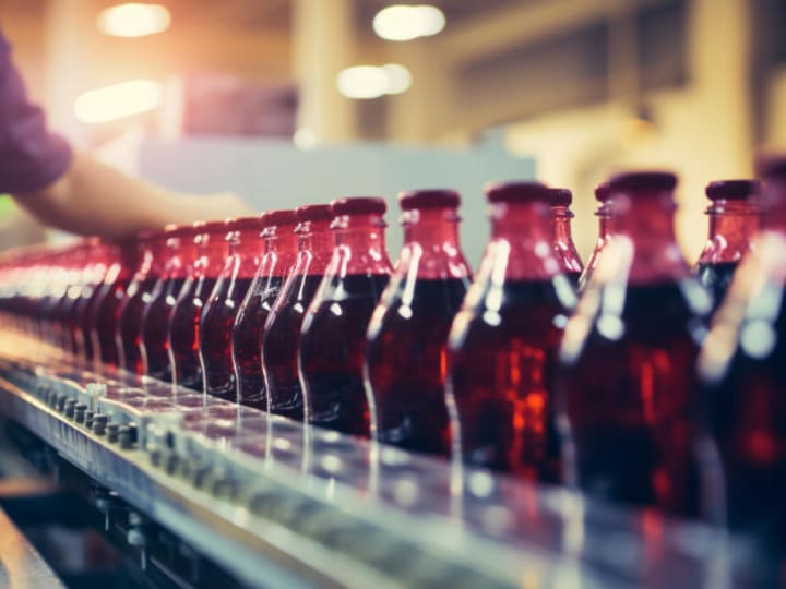 Apakah Coca-Cola Company (KO) adalah Saham Konsumen Pokok Terbaik untuk Dibeli Menurut Analis?