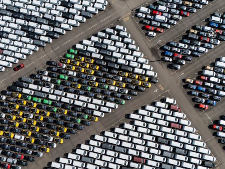 Jaguar Land Rover akan menghentikan pengiriman ke AS pada bulan April saat mereka mengembangkan rencana pasca-tarif.