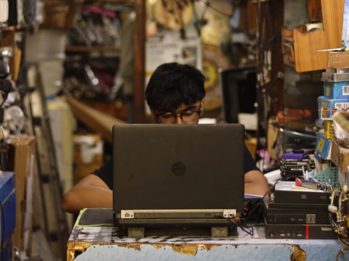 "Reviving Teknologi: Perjuangan Teknisi India Menghidupkan Laptop Bekas"