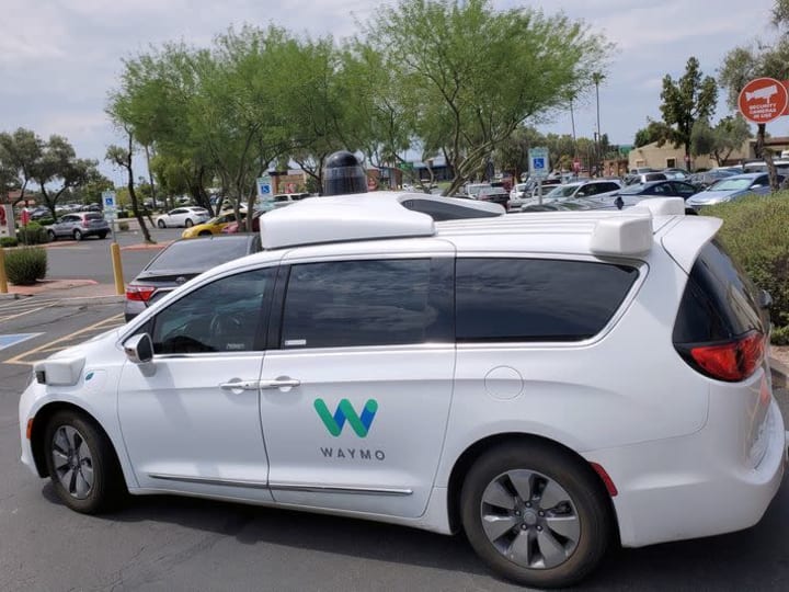 Waymo milik Alphabet membuka layanan pemesanan tumpangan otonom untuk semua orang di Los Angeles.