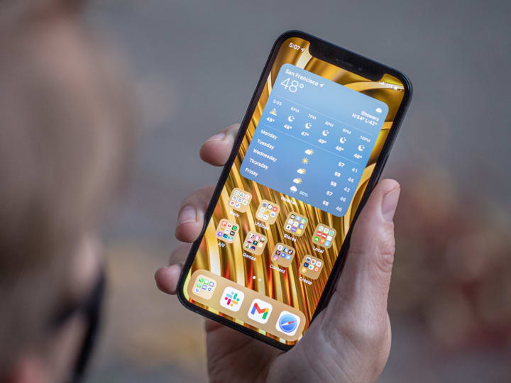 Kenapa Saya Memperbaiki iPhone Mini Lama Karena Tarif Trump yang Bikin Harga Mahal