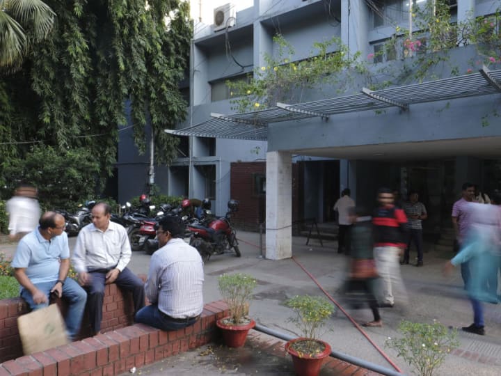 Kelompok hak asasi manusia mengutuk Bangladesh karena membatalkan akreditasi 167 jurnalis.