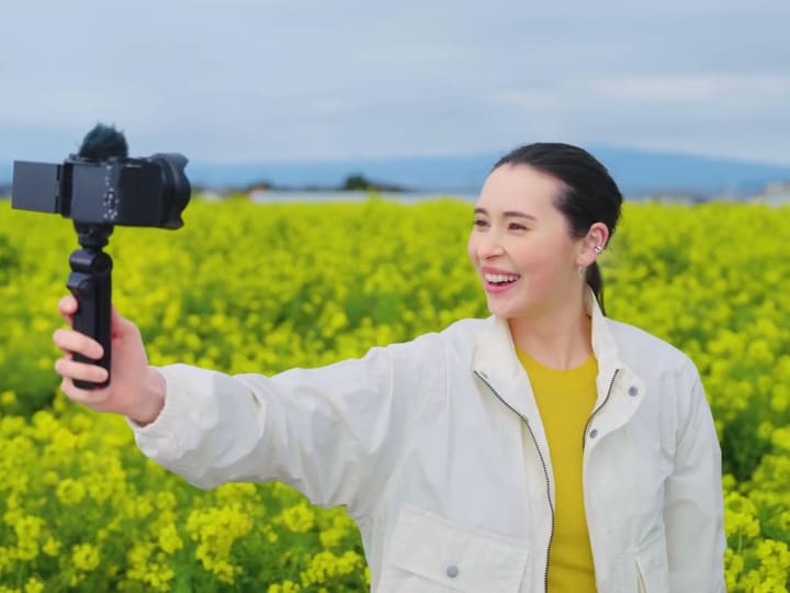 Sony Luncurkan Grip Kamera dengan Remote Wireless untuk Kreator Konten Solo