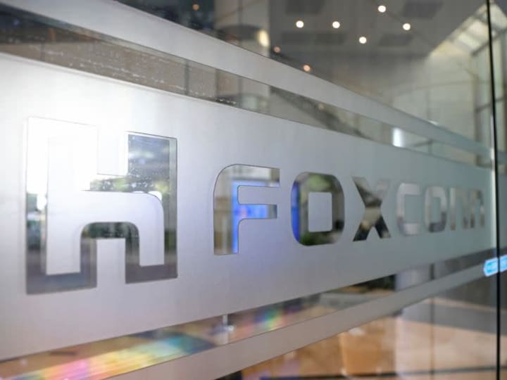 Foxconn melihat permintaan server AI yang kuat, mencatat kenaikan 14% dalam laba Q3.