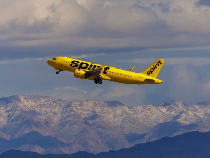 Fitch menurunkan peringkat kredit jangka panjang Spirit Airlines.