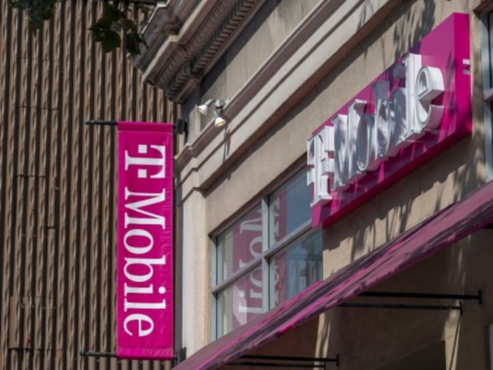 Peretasan T-Mobile terkait dengan pelanggaran jaringan telekomunikasi oleh China.