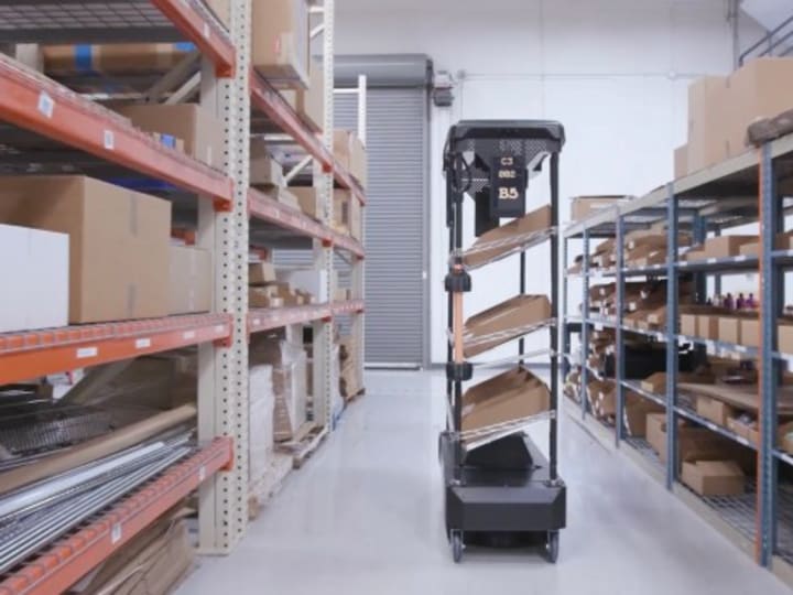 Robot Carter Pro dari Robust AI dirancang untuk bekerja dengan, dan dipindahkan oleh, manusia.
