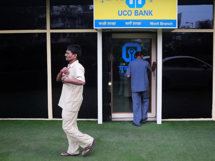 India merencanakan penjualan saham minoritas di empat bank yang dikelola negara, kata sumber.