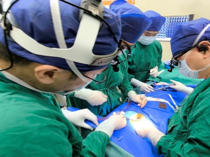 Keajaiban Medis: Kepala Hampir Terpisah Diselamatkan oleh Dokter Shanghai