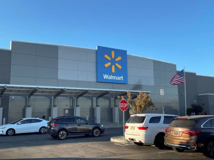 Ketidakpastian membayangi musim belanja liburan setelah perkiraan campuran dari Walmart dan Target.