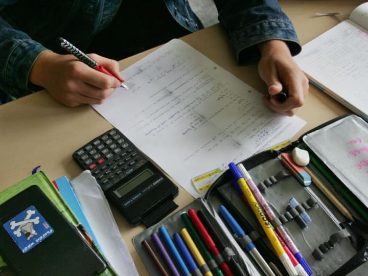 Siswa Kecerdasan Buatan Pergi ke Sekolah untuk Belajar Matematika