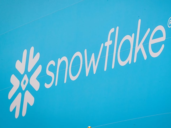 Snowflake meningkatkan proyeksi pendapatan produk, menjalin kesepakatan AI dengan Anthropic.