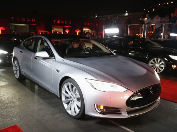 Tesla mengumpulkan kredit emisi gas rumah kaca pada tahun 2023 sementara produsen mobil lainnya tertinggal.