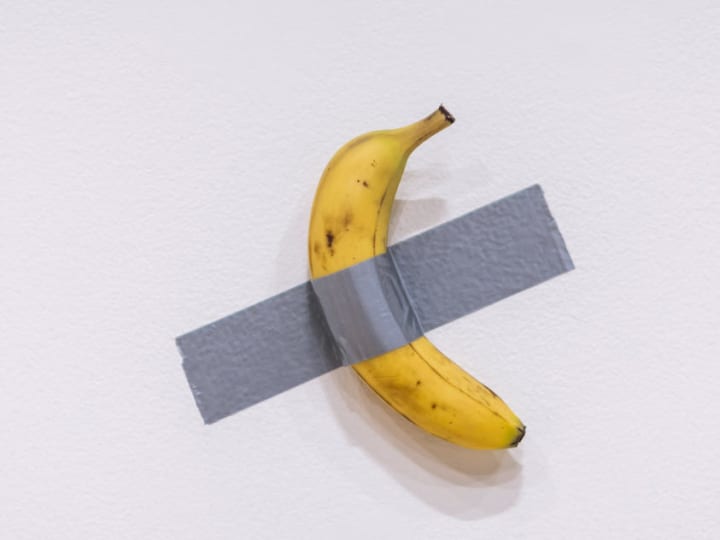 Pengusaha cryptocurrency yang membeli seni pisang seharga Rp 101.96 miliar ($6,2 juta)  memakan buah tersebut di Hong Kong.