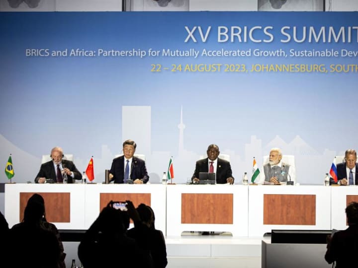 Trump menuntut 'komitmen' dari negara-negara BRICS untuk menggunakan dolar.
