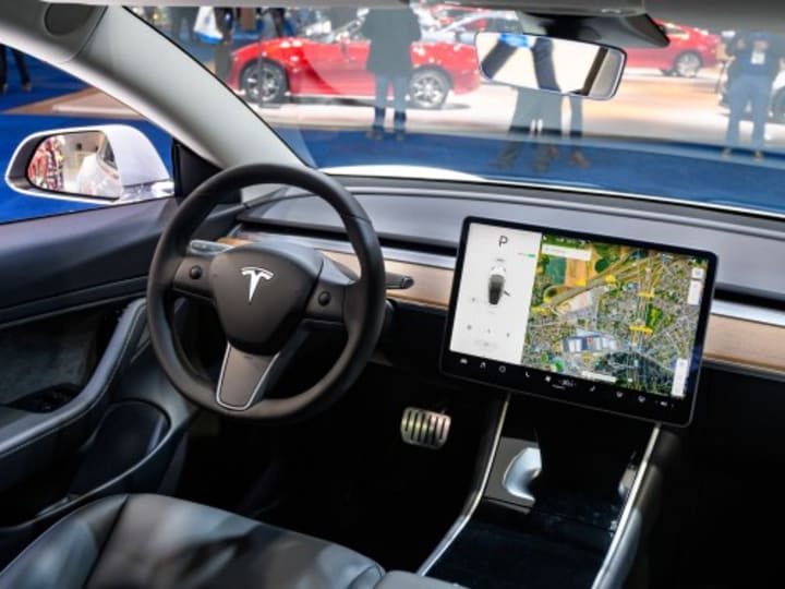 Bagaimana rencana Tesla untuk 'FSD tanpa pengawasan' dan robotaxi dapat terhambat oleh regulasi.