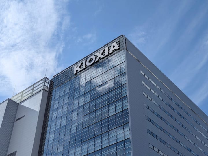 Kioxia yang didukung Bain menetapkan kisaran harga untuk IPO Desember.