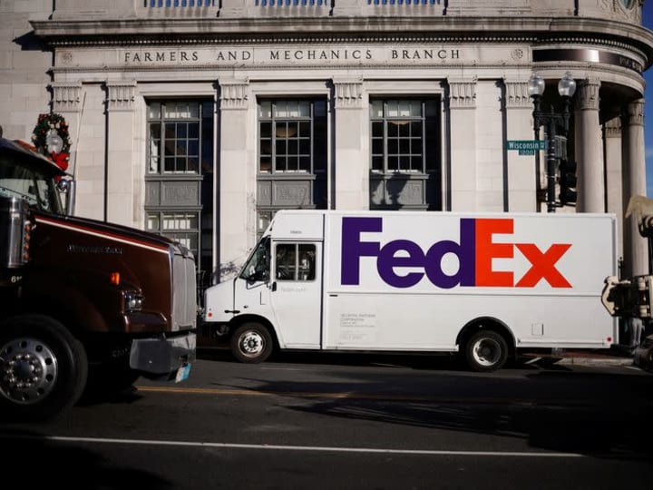 Jika cuaca memungkinkan, UPS dan FedEx siap untuk pengiriman hadiah liburan di AS tepat waktu.