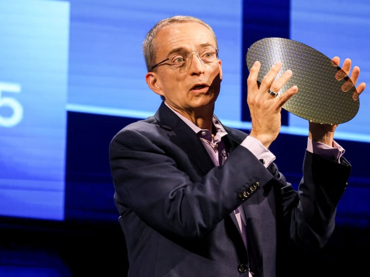 CEO Intel tiba-tiba keluar saat perusahaan tertinggal dalam transisi AI.