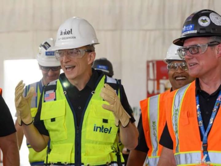 CEO Intel Pat Gelsinger pensiun.