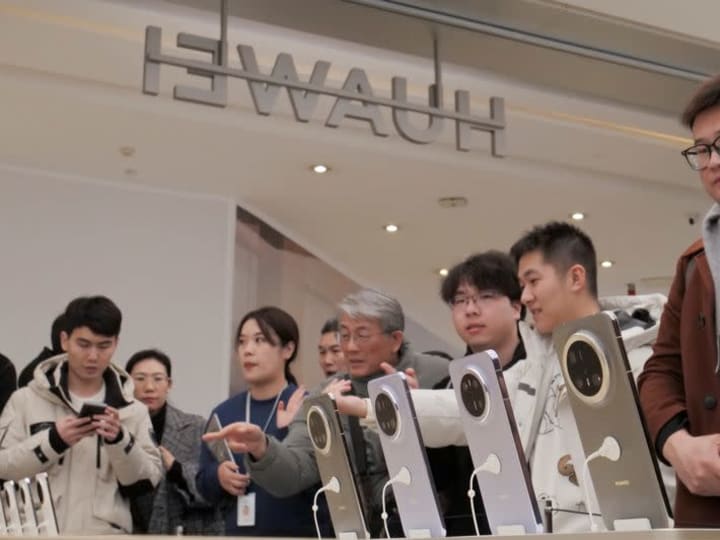 Permintaan 'berlebihan' untuk smartphone Huawei Mate 70, kata eksekutif kepada media negara.