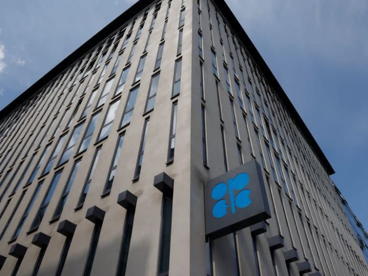 OPEC+ akan menunda peningkatan produksi minyak dalam pertemuan, kata sumber.