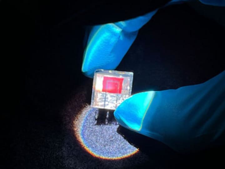 25,7% daya rekor yang dicapai oleh sel surya tandem perovskite-organik yang baru.