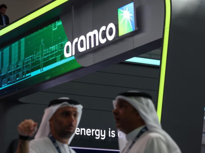 Arab Saudi Memotong Harga Minyak Setelah OPEC+ Menunda Pemulihan Produksi