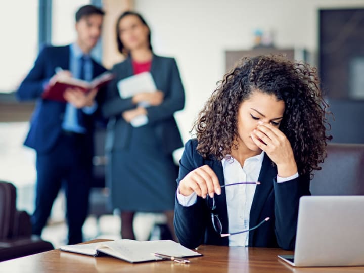 Bekerja di kantor hampir sama dengan 'terlihat sibuk': Pembaca memberikan pendapat tentang pertempuran tempat kerja tahun 2025.