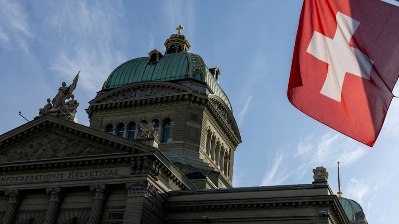 Putusan tentang penanganan Swiss terhadap keruntuhan Credit Suisse akan menentukan nada bagi UBS.