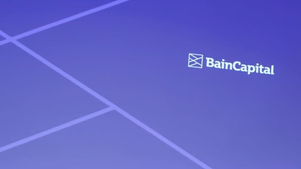 Blackstone dan Bain akan mengajukan tawaran untuk unit farmasi Mitsubishi dalam kesepakatan yang mencapai hingga Rp 57.56 triliun ($3,5 miliar) , kata sumber.