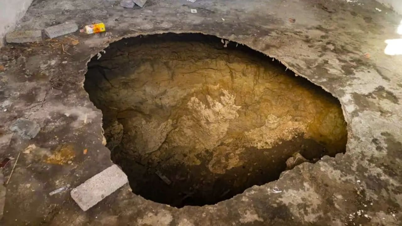 Mimpi buruk lubang sinkhole di desa Tiongkok berlanjut dengan runtuhnya lantai dapur.