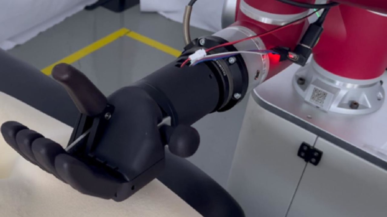 Robot Cina menguasai teknik pijat, mencubit, dan bergetar dengan tangan yang mirip manusia.