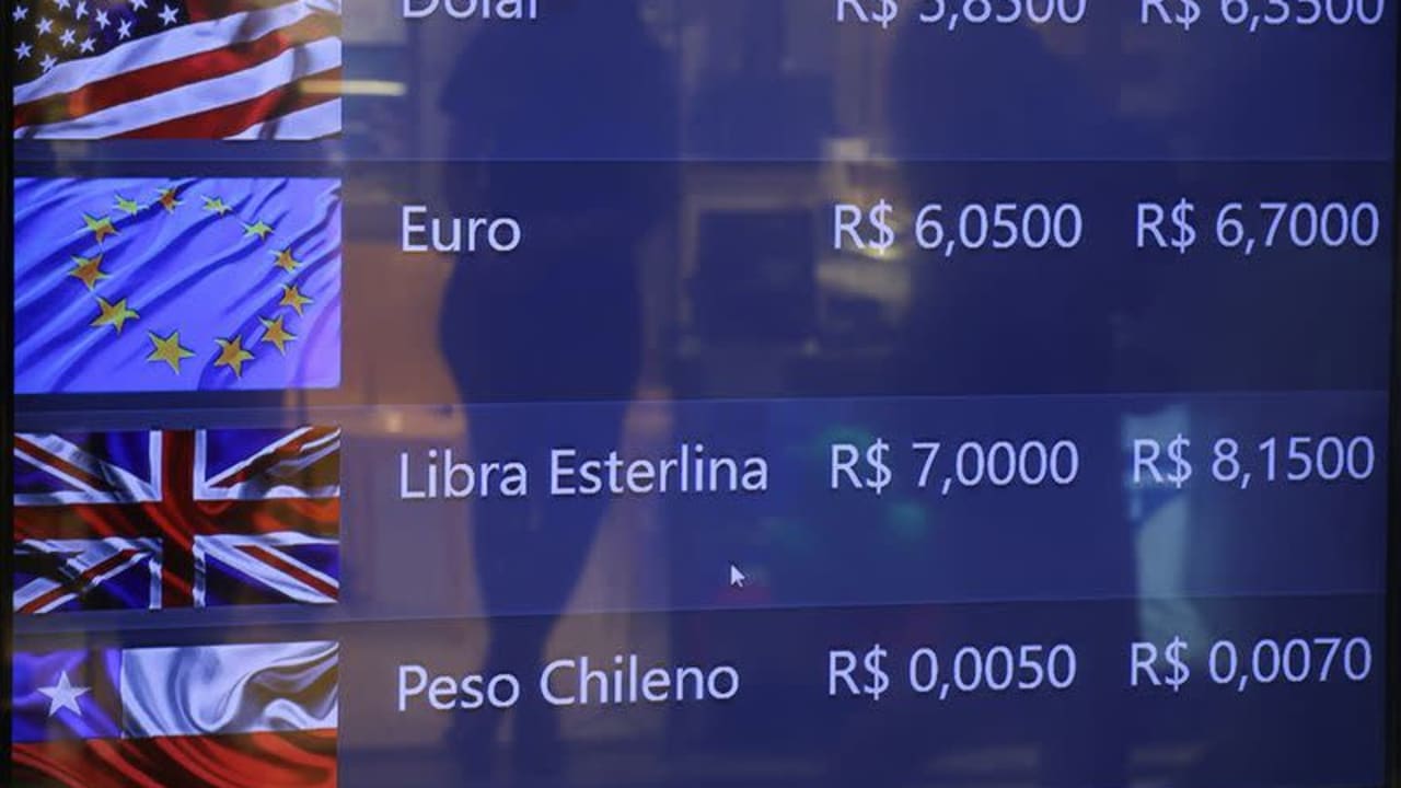 Dolar menguasai dengan dukungan imbal hasil yang lebih tinggi.
