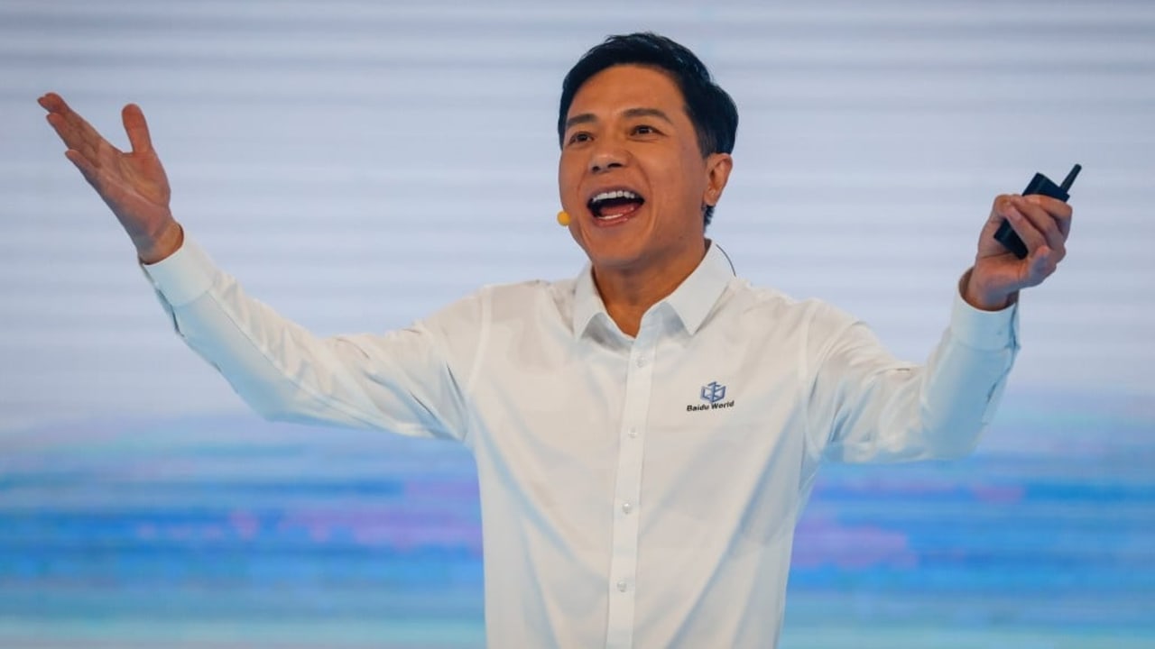 Anggota parlemen Inggris memanggil Shein dan Temu untuk diinterogasi mengenai praktik ketenagakerjaan. Mantan bos cryptocurrency Do Kwon akan muncul di pengadilan AS dengan tuduhan penipuan kriminal. Robin Li dari Baidu memprediksi lonjakan 'eksponensial' dalam aplikasi AI pada tahun 2025.