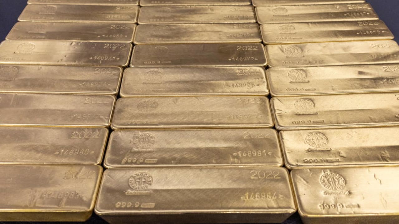Emas baru saja mencatatkan kenaikan tahunan terbesar sejak 2010 — inilah alasan mengapa Wall Street mengatakan harga akan naik lebih tinggi lagi.