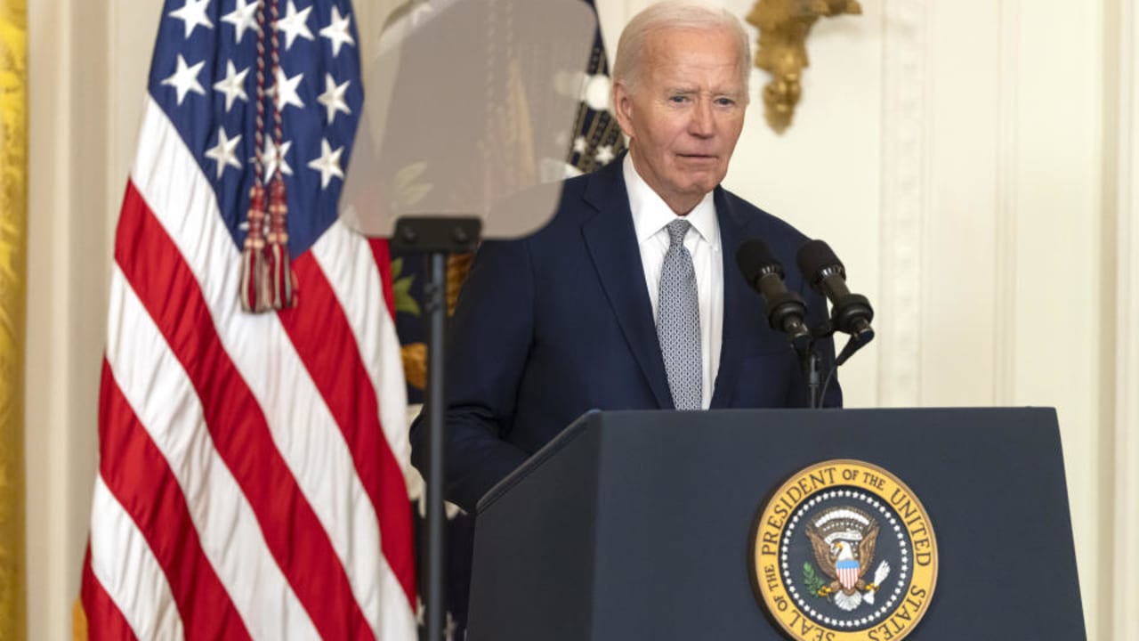 Biden menolak tawaran kesepakatan Nippon Steel untuk mengakuisisi US Steel.