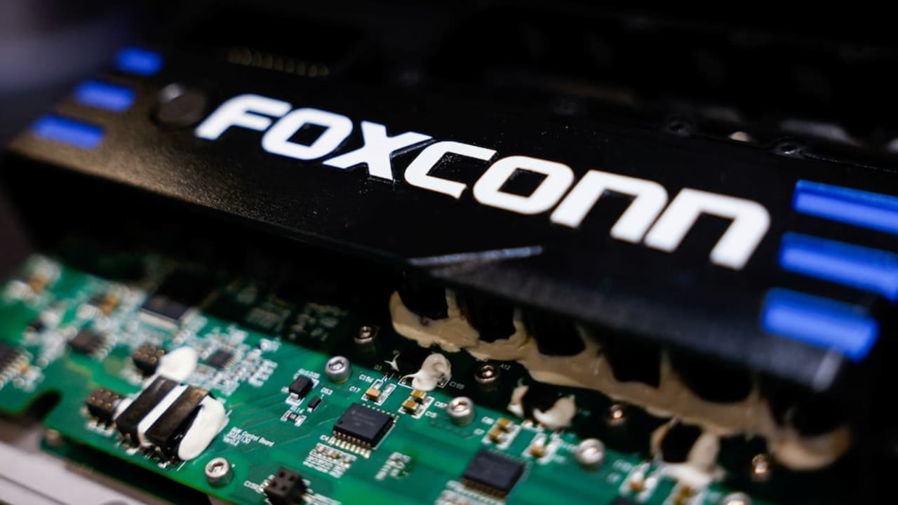 Foxconn mengalahkan perkiraan dengan pendapatan kuartal keempat yang mencapai rekor berkat permintaan AI.