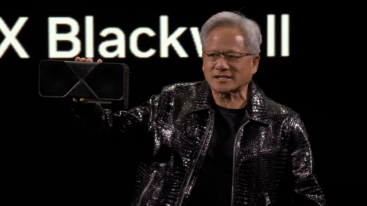 Saksikan Jensen Huang meluncurkan GPU RTX 5090 di CES 2025.