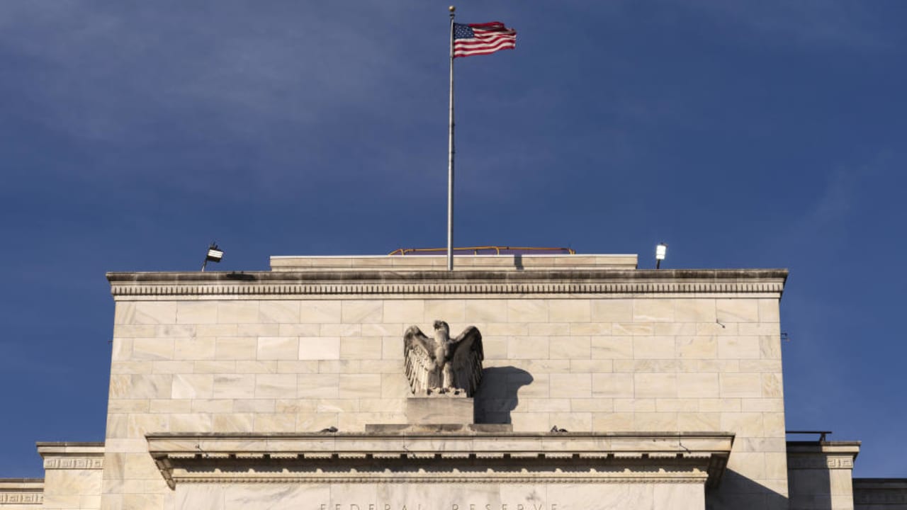Pejabat Fed khawatir tentang 'kemungkinan dampak' dari kebijakan perdagangan dan imigrasi Trump.