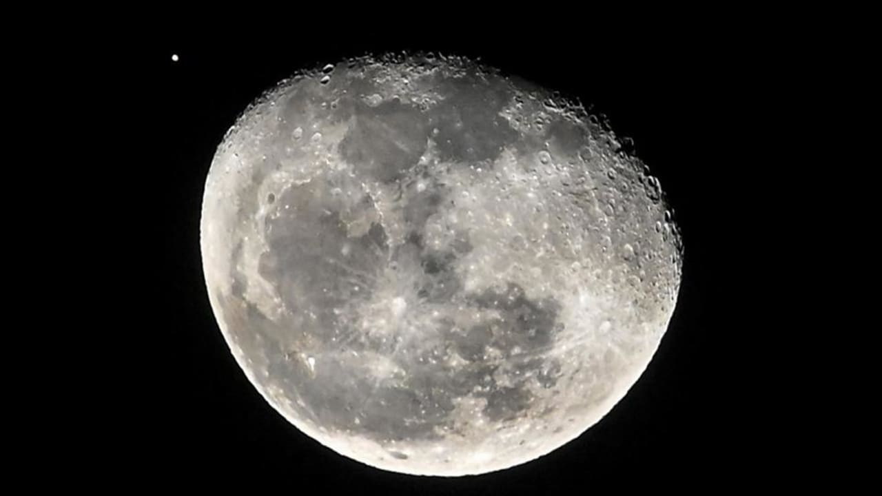 Lihat Mars Menghilang Di Balik Bulan Penuh 'Serigala': Langit Malam Minggu Ini
