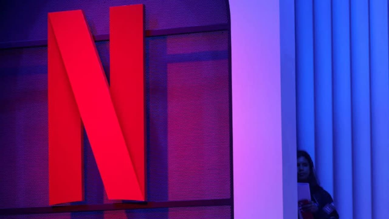 Saham Netflix melonjak setelah pencapaian rekor jumlah pelanggan dan rencana kenaikan harga.