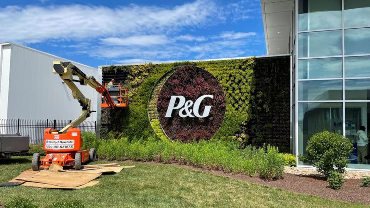 Procter & Gamble mengalahkan perkiraan penjualan kuartalan berkat permintaan yang membaik di AS.