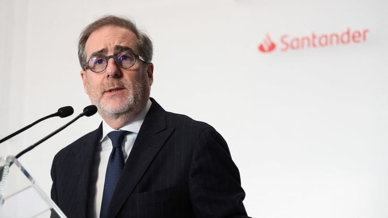 CEO Santander mengatakan lebih dari 1.400 pekerjaan bank di Inggris akan dihapus.