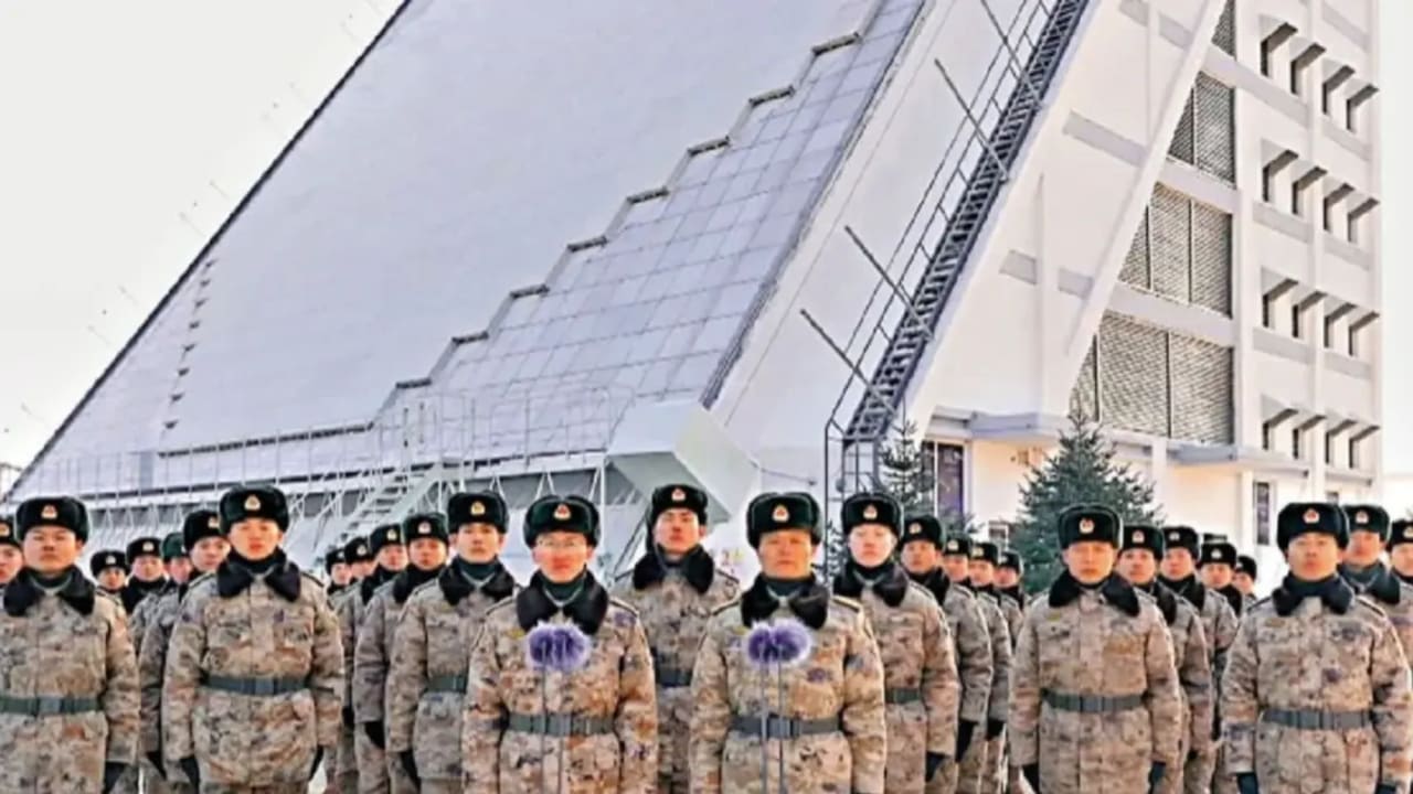 Radar 'enam lantai' raksasa Beijing mendeteksi ancaman dari ribuan mil.
