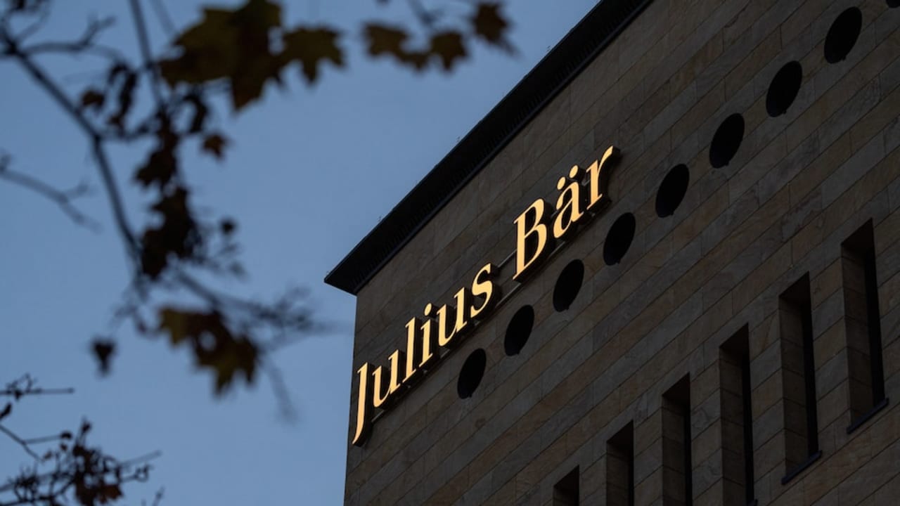 Bank Swiss Julius Baer akan mengurangi tenaga kerja sebesar 5% dalam perombakan yang dilakukan oleh CEO baru.