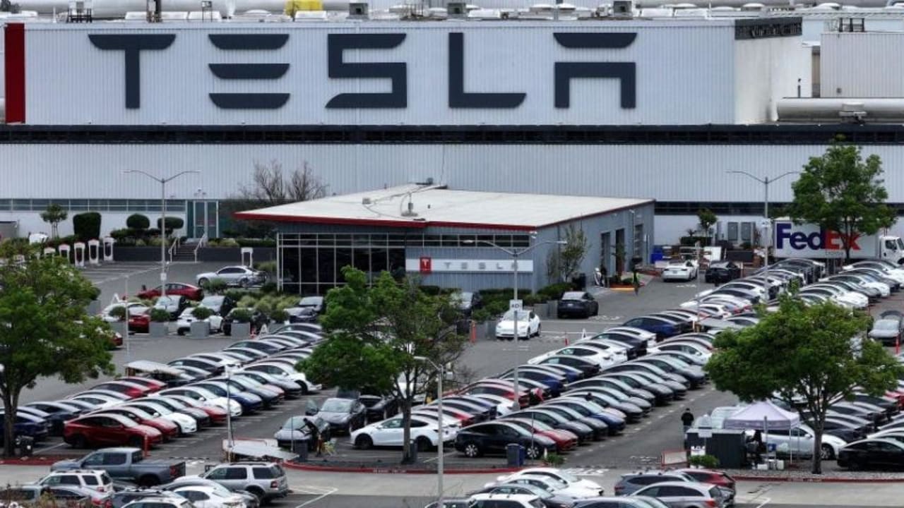 Bahkan perusahaan mobil yang menekankan produksi di AS bisa merasakan dampak tarif Trump — termasuk Tesla.