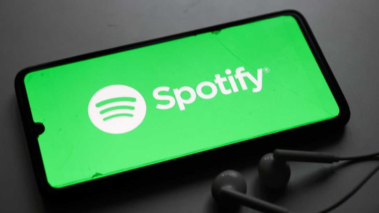 Saham Spotify melonjak setelah melaporkan tahun penuh pertama mereka dengan profitabilitas, serta metrik pengguna yang kuat.